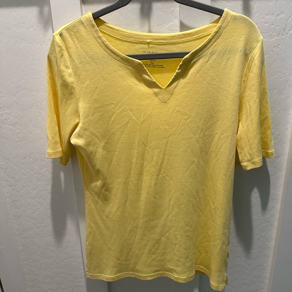 Talbots light yellow V-Neck Tee‎